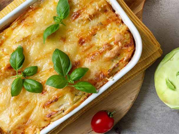 Auflauf mit Käse und Basilikum, dazu Kohlrabi und Tomate