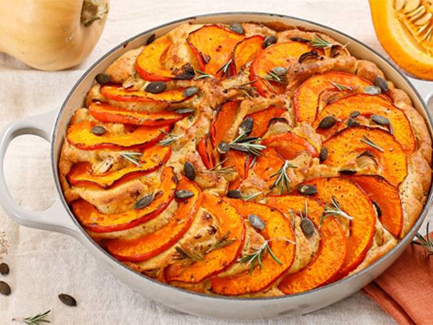 Kürbisfocaccia mit Rosmarin und Kürbiskernen in einer Pfanne