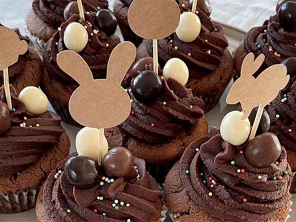 Schokoladen-Cupcakes mit Schokoladen-Topping, Schokoladenkugeln und Hasen-Dekoration.