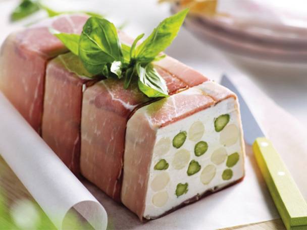 Terrine mit Schinken, Frischkäse, Spargel und Basilikum auf Backpapier