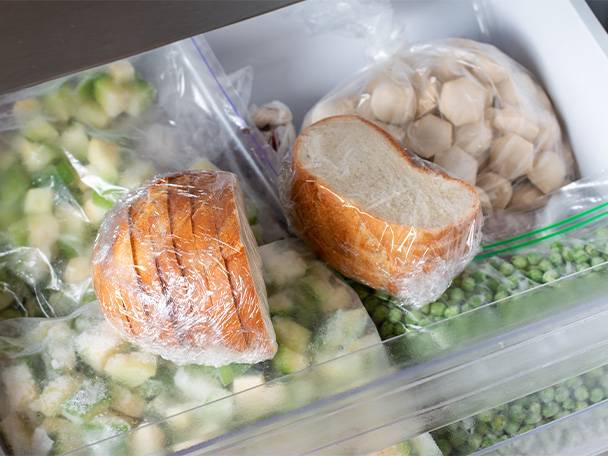 Gefrierfach mit eingefrorenem Brot, Gemüse und Knödeln.