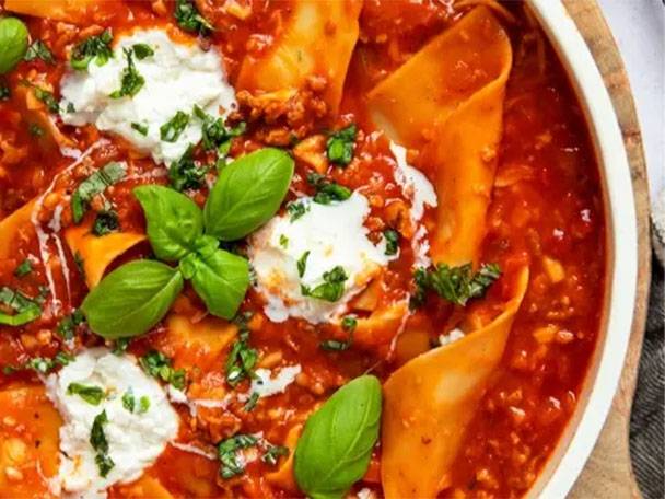 Lasagne-Suppe mit Ricotta, Basilikum und Hackfleisch in Tomatensauce