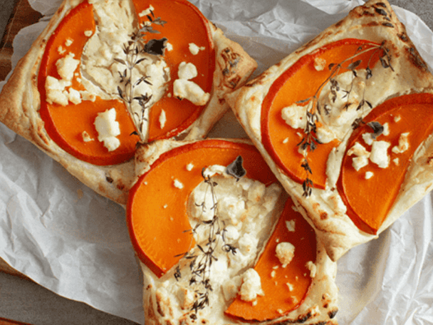Blätterteigschnitten mit Kürbis und Feta