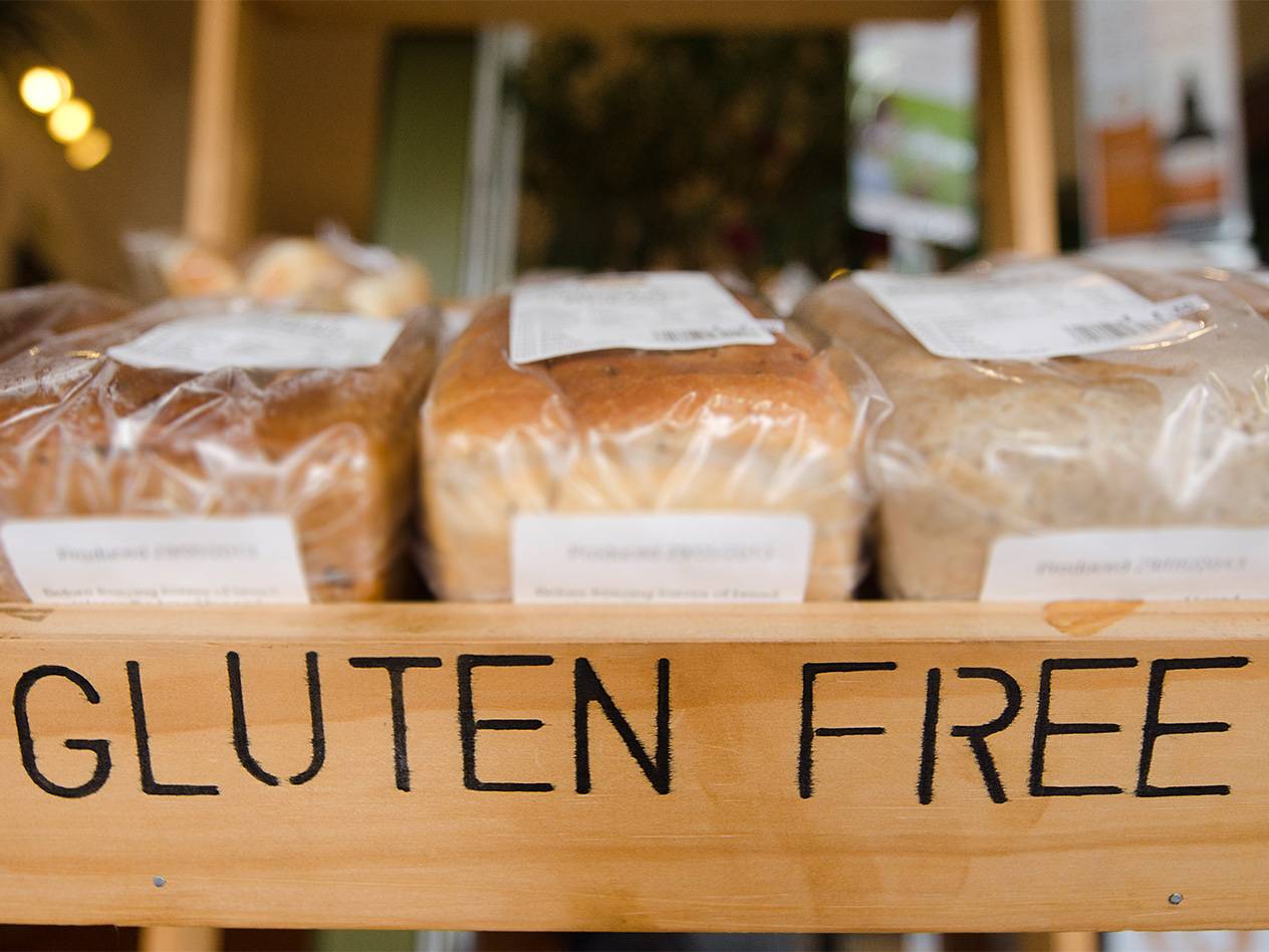 Glutenfreie Brote in einer Holztheke.