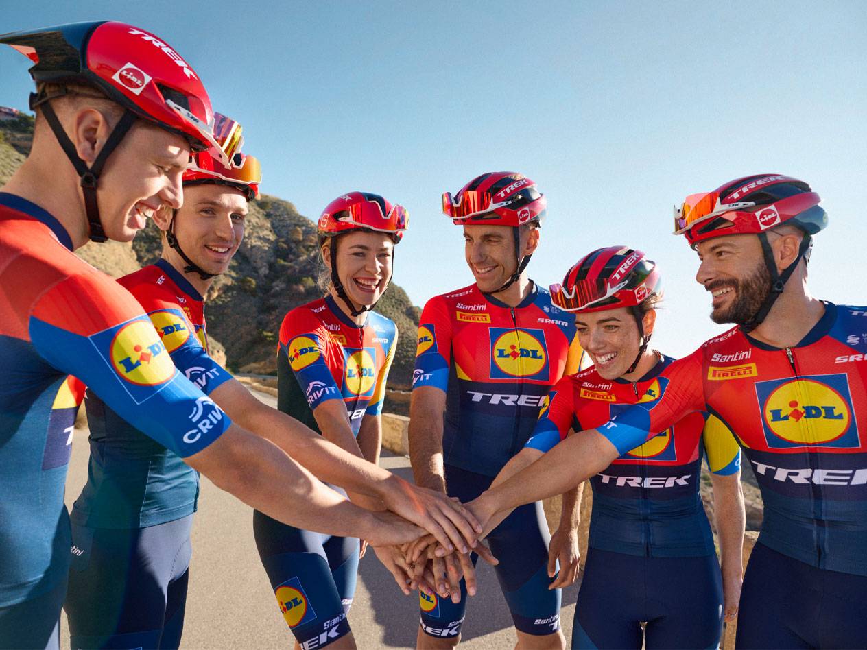 Lidl-Trek Radsportteam in ihren rot-blauen Trikots.